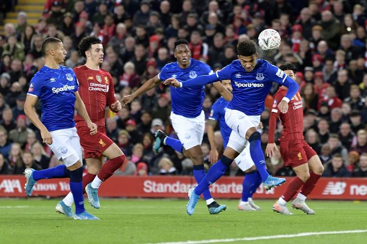 记者：世界杯抽签仪式开始前，大力神杯已经抵达华盛顿